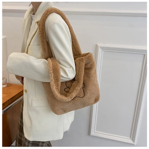 Détail du sac fourre-tout en peluche marron avec broderie minimaliste de ligne d'ours