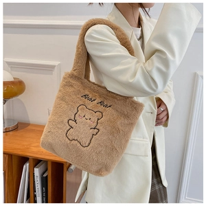 Détail du sac fourre-tout en peluche marron avec ours brodé et texte Beat Beat