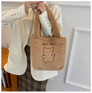 Détail du cabas en peluche marron avec broderie ours et texture en fausse fourrure