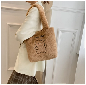 Détail du sac cabas en peluche avec broderie ours et texture douce en fausse fourrure