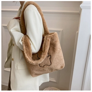 Gros plan sur le sac fourre-tout en peluche marron avec broderie ours et texture douce