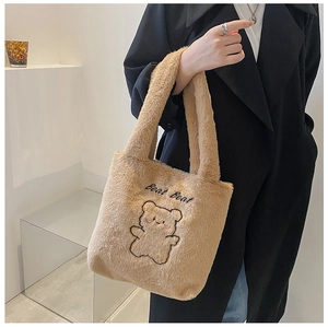 Gros plan du sac cabas en peluche douce avec broderie ours mignon et anses duveteuses