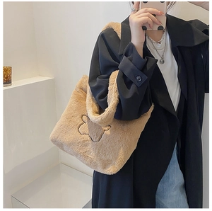 Selfie miroir montrant un sac cabas en peluche camel avec motif d'ours pour l'automne