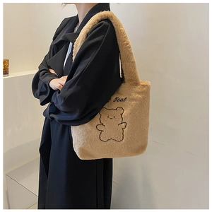 Détail de la broderie ours et du tissu peluche doux sur le cabas couleur camel