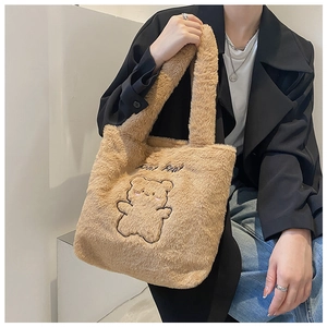 Détail d'un sac cabas en peluche marron avec une broderie d'ours Fruit Bear mignonne