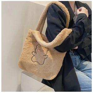 Détail du sac cabas en peluche douce avec broderie d'ours et bandoulière élégante