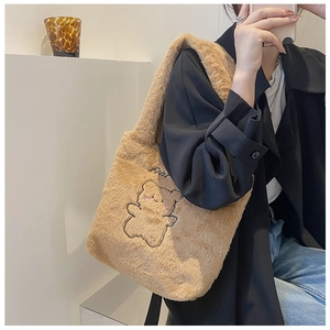 Gros plan sur un sac cabas en peluche marron avec broderie ours 3D et lettrage Bear