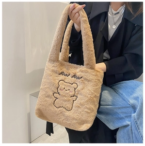 Détail d'un cabas en peluche marron avec broderie ours et lettrage Beat Bear brodé dessus