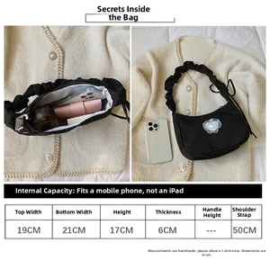 Größentabelle für schwarze Plissee-Achseltasche mit Maßen und Innenkapazität