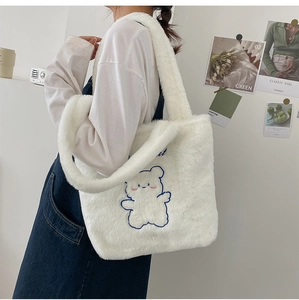 Détail du sac cabas en peluche blanche avec broderie ours bleu et texture douce