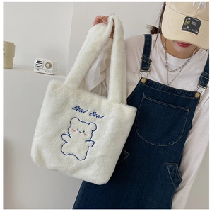 Détail du sac cabas en peluche blanche avec broderie ours bleu et texture douce