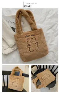 Détail du sac cabas en peluche kaki avec broderie d'ours mignon et texte stylisé