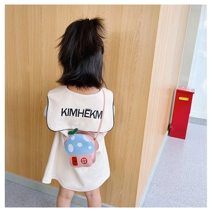 Détail du sac champignon assorti à une robe col marin avec impression de lettres au dos