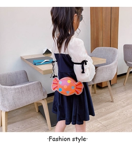 Détail d'un sac à bandoulière créatif en forme de bonbon porté par une fille