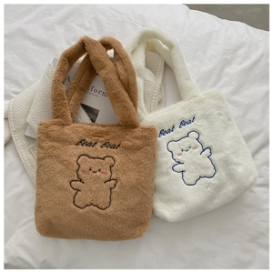 Détail de la texture pelucheuse du sac cabas avec broderie ours et fausse fourrure