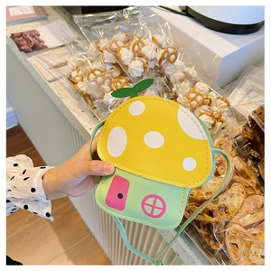 Détail du sac bandoulière mignon pour enfants en forme de maison champignon en cuir PU