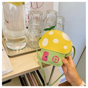 Détail d'un sac à bandoulière mignon en forme de maison de champignon pour enfant