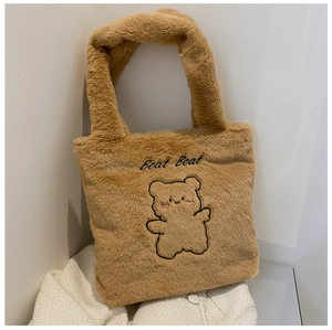 Gros plan du sac fourre-tout en peluche marron avec broderie ours et texte Beat Beat