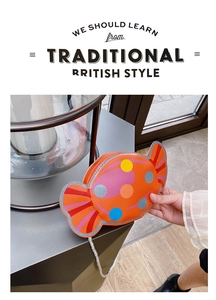 Détail du petit sac bandoulière orange en forme de bonbon avec des pois colorés