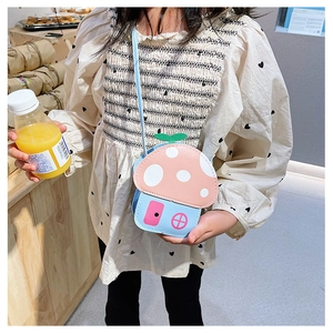 Détail d'un sac maison champignon de dessin animé rose et bleu avec bandoulière
