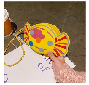 Détail du petit sac bonbon jaune pour fille avec pois colorés et bandoulière dorée