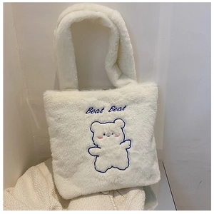 Détail de la broderie ours et texture pelucheuse sur le sac cabas blanc