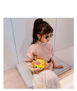 Détail du sac à bandoulière pour fille en forme de bonbon jaune à pois colorés