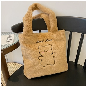 Gros plan du sac cabas en peluche kaki avec ours brodé et inscription Beat Beat