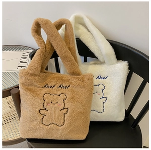 Détail de sacs cabas en peluche marron et blanc avec fausse fourrure douce et broderie