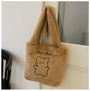 Détail du sac cabas en peluche marron doux avec broderie d'ours mignon sur le devant