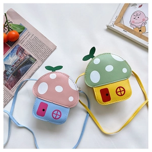 Vue détaillée des sacs bandoulière en forme de champignon pour enfants en rose et jaune