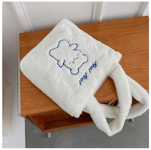 Détail du sac cabas en peluche blanche avec broderie ours bleu et poignée épaisse