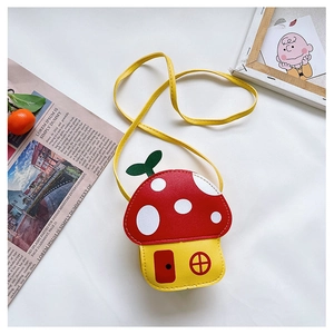 Vue détaillée du sac bandoulière enfant en forme de champignon rouge avec feuille