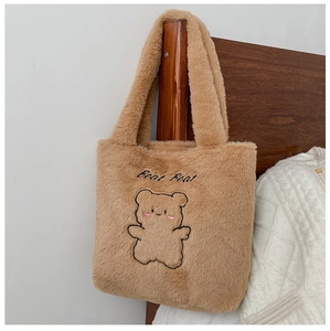 Gros plan détaillé du sac cabas en peluche marron avec ours brodé et texte Bear Bear