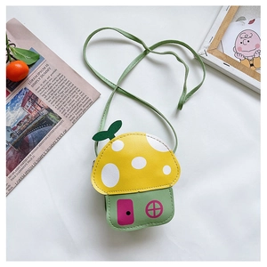 Vue détaillée d'un petit sac bandoulière enfant en forme de maison champignon colorée