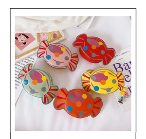 Vue à plat de mini sacs colorés en forme de bonbons en similicuir pour fillettes