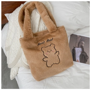 Détail du sac cabas en peluche marron avec broderie d'ours mignon et texte Beat Beat