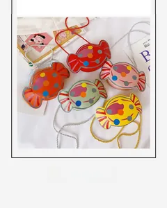 Vue à plat de mini sacs bandoulière colorés en forme de bonbon pour enfants en cuir PU