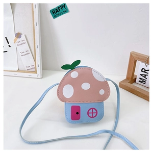 Détail d'un sac bandoulière champignon pour enfants avec coutures fines et cuir PU souple