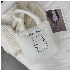 Détail du sac cabas en peluche blanche avec broderie ours et texture en fourrure
