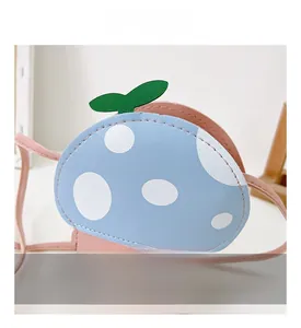 Détail du sac bandoulière pour enfants en forme de maison champignon rose et bleu