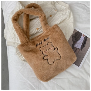 Détail du sac fourre-tout marron en peluche avec broderie ours et fausse fourrure