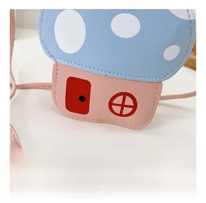Détail du sac enfant en forme de champignon avec bandoulière rose et motifs à pois