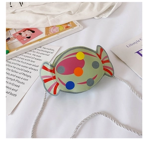 Vue détaillée d'un petit sac bandoulière menthe en forme de bonbon avec des pois colorés