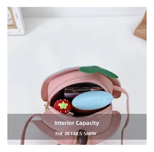 Détails de la capacité interne du sac à bandoulière fraise rose pour petits objets