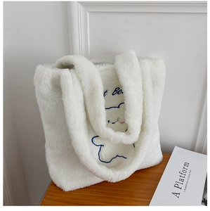 Détail du sac cabas en peluche blanche avec broderie ours bleu et texture douce à poils longs