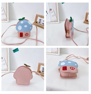 Détail du sac bandoulière enfant en forme de champignon rose avec fermeture éclair fleur