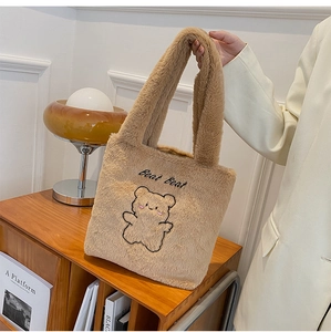 Détail du sac fourre-tout en peluche avec broderie ours et texte Best Bear kaki