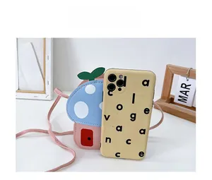 Détail du sac bandoulière champignon rose avec téléphone pour référence de taille