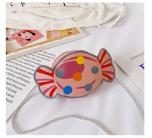 Vue détaillée du petit sac bandoulière rose en forme de bonbon pour filles